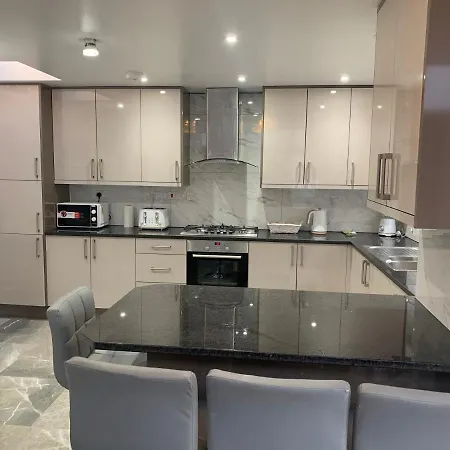 Beautiful 4 Ensuite Bedroom House, Free Wifi, Parking, Family, Corporate, Contractors