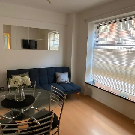 Stunning Oxford Street Furnished Apartment *