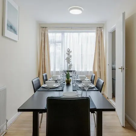 Beautiful 2-bed House In Quiet Cul-de-sac *