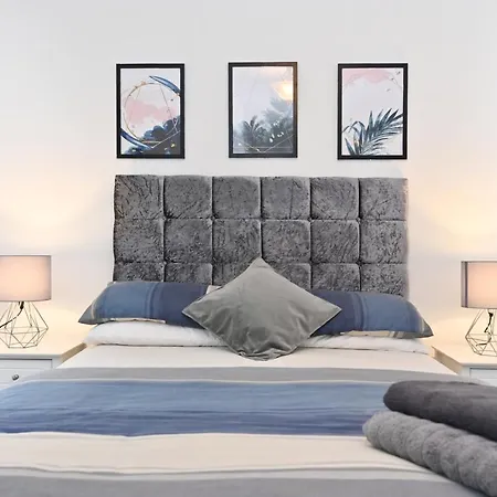 Luxury 2bedroom - 2bath - Prime Location - Patio Apartment