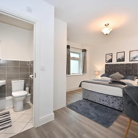 Apartment Luxury 2bedroom - 2bath - Prime Location - Patio Harrow on the Hill