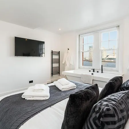 Stunning 3bd Riverside Flat Communal Roof Terrace *