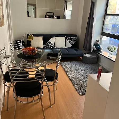 Stunning Oxford Street Furnished Apartment *