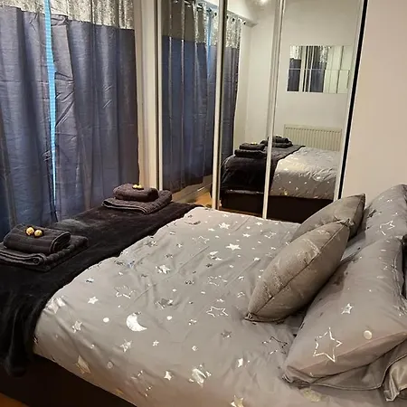Stunning Oxford Street Furnished *