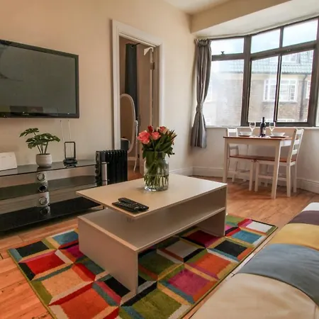 Apartment Rare Gem Close To Transport Links London
