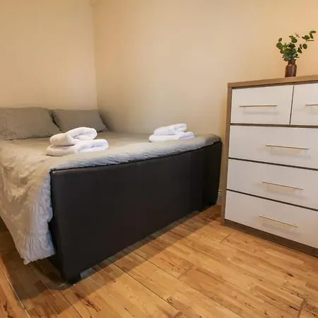 Apartment Rare Gem Close To Transport Links