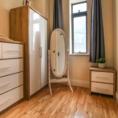 Rare Gem Close To Transport Links *