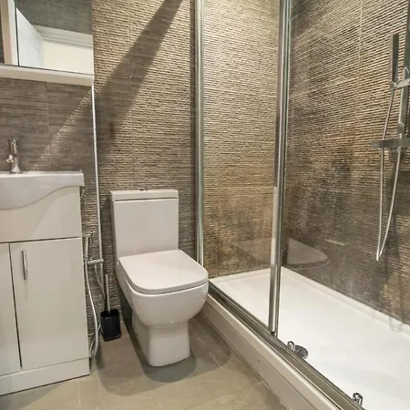 Rare Gem Close To Transport Links Apartment London
