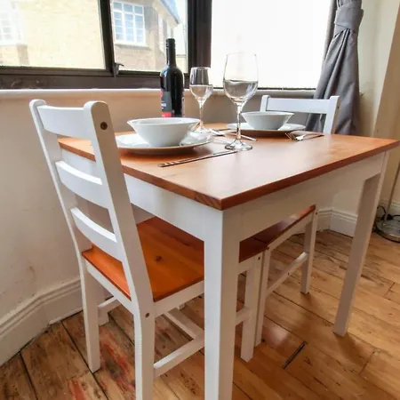 Rare Gem Close To Transport Links Apartment