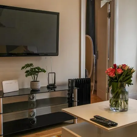 Apartment Rare Gem Close To Transport Links London