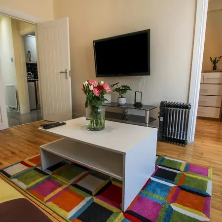 Rare Gem Close To Transport Links Apartment London