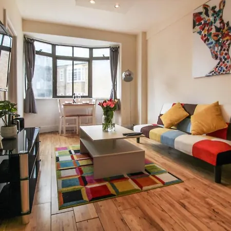 Apartment Rare Gem Close To Transport Links *