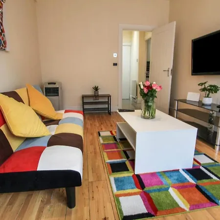 Rare Gem Close To Transport Links * London
