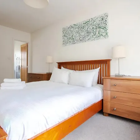 Charming 3 Bedroom With Garden In Peaceful Surrey Quays Holiday home London