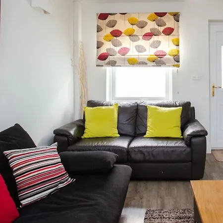 Charming 3 Bedroom With Garden In Peaceful Surrey Quays Holiday home London