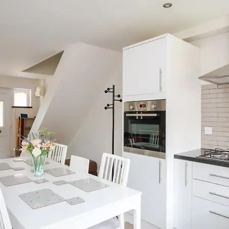 Charming 3 Bedroom With Garden In Peaceful Surrey Quays Holiday home London