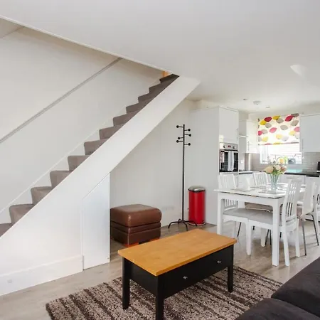 Charming 3 Bedroom With Garden In Peaceful Surrey Quays London
