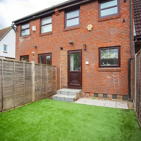 Holiday home Charming 3 Bedroom With Garden In Peaceful Surrey Quays *