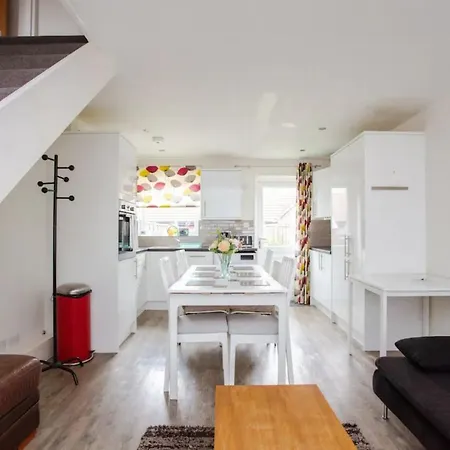 Charming 3 Bedroom With Garden In Peaceful Surrey Quays Holiday home London