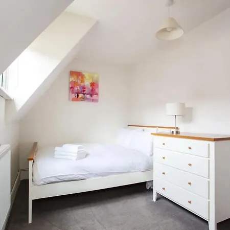 Charming 3 Bedroom With Garden In Peaceful Surrey Quays Holiday home