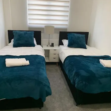 Apartment Beautiful 4 Ensuite Bedroom House, Free Wifi, Parking, Family, Corporate, Contractors