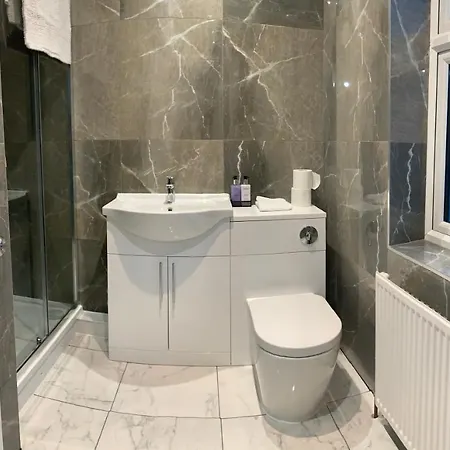 Apartment Beautiful 4 Ensuite Bedroom House, Free Wifi, Parking, Family, Corporate, Contractors