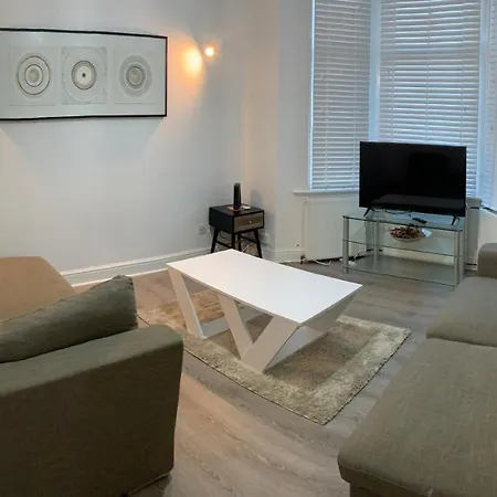 Apartment Beautiful 4 Ensuite Bedroom House, Free Wifi, Parking, Family, Corporate, Contractors Ilford