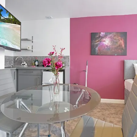 Fernbank Sudbury Hill Harrow Self-contained With En-suite Apartamento Wembley