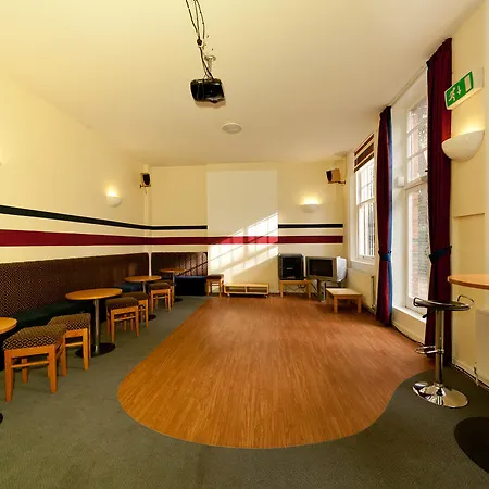 Evelyn Gardens Hostel *