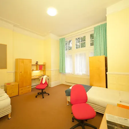 Evelyn Gardens Hostel *