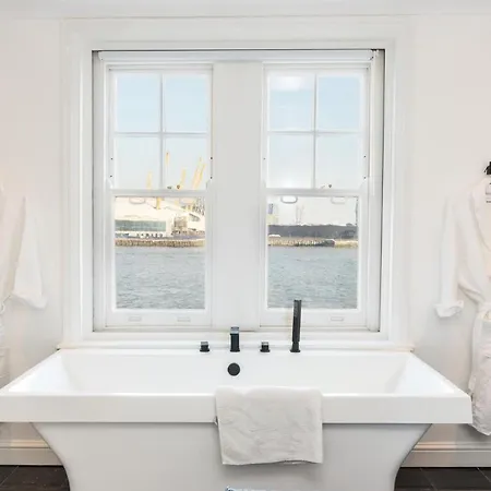 Stunning 3bd Riverside Flat Communal Roof Terrace Apartment *