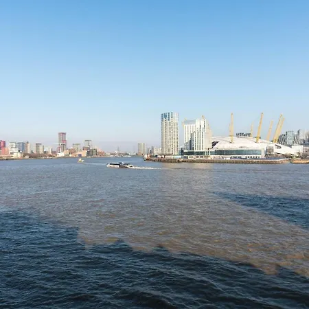 Stunning 3bd Riverside Flat Communal Roof Terrace * London
