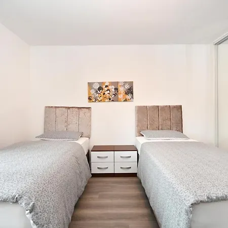 Luxury 2bedroom - 2bath - Prime Location - Patio Harrow on the Hill