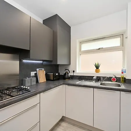 Luxury 2bedroom - 2bath - Prime Location - Patio * Harrow on the Hill