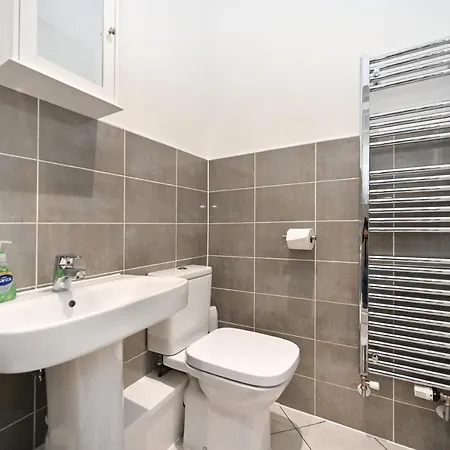 Apartment Luxury 2bedroom - 2bath - Prime Location - Patio Harrow on the Hill