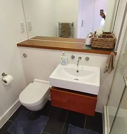 Bright & Spacious Double Bedroom With Ensuite And Concierge! Paid Parking Available *