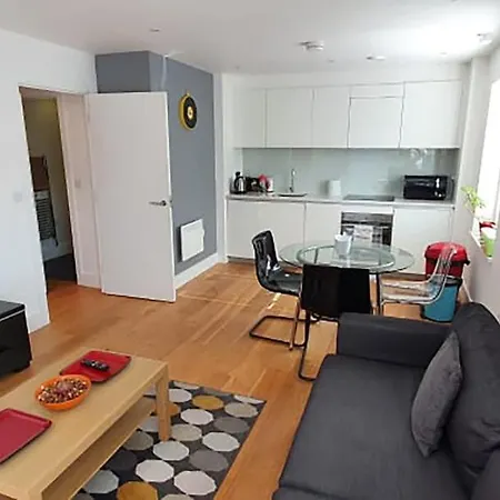 Apartment Bright & Spacious Double Bedroom With Ensuite And Concierge! Paid Parking Available