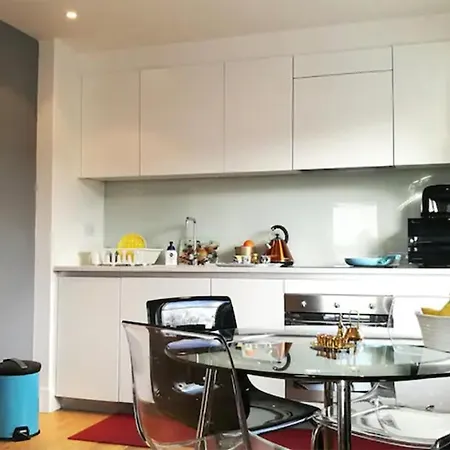 Bright & Spacious Double Bedroom With Ensuite And Concierge! Paid Parking Available Apartment *