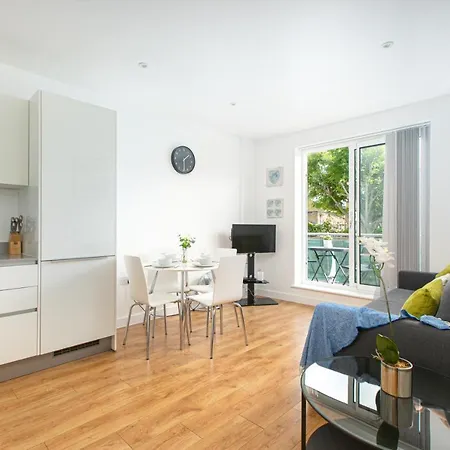 Skyvillion - Cozy In Town With Free Parking & Wifi Apartment *