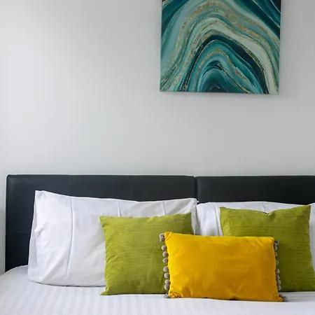 Skyvillion - Cozy In Town With Free Parking & Wifi * Enfield