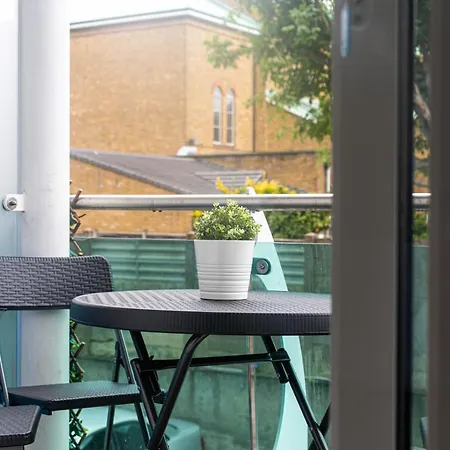 Skyvillion - Cozy In Town With Free Parking & Wifi * Enfield