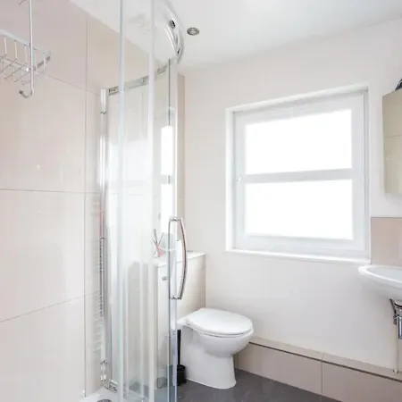 Holiday home Charming 3 Bedroom With Garden In Peaceful Surrey Quays