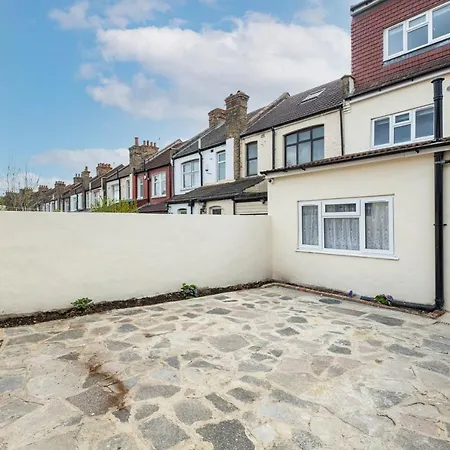 Fernbank Sudbury Hill Harrow Self-contained With En-suite *