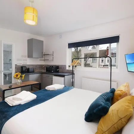 Fernbank Sudbury Hill Harrow Self-contained With En-suite *