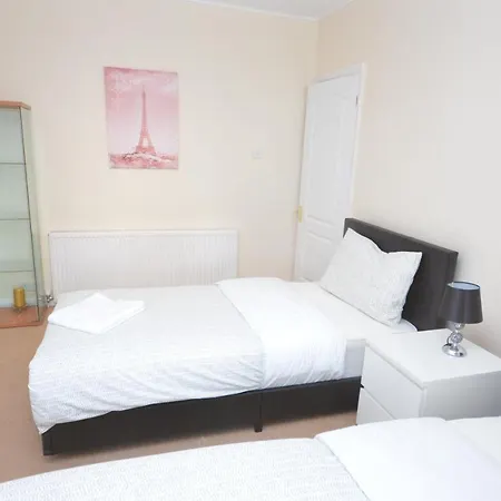 London Deluxe 3 Bedroom House With Parking Space Ferienhaus