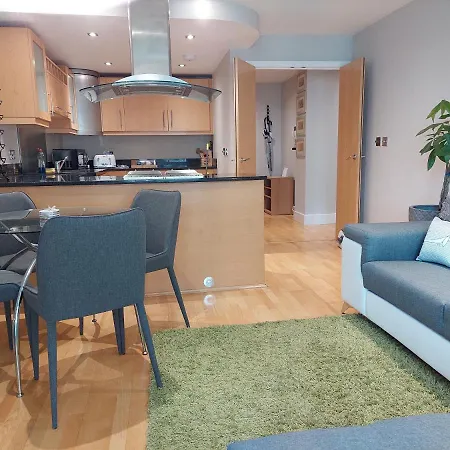 1 Bed Suite, Waterside, Canary Wharf * London