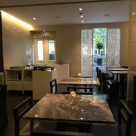 La West - Hyde Park London
