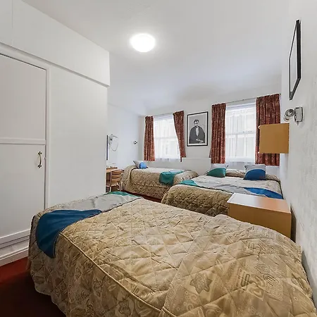 Boston Court 3*