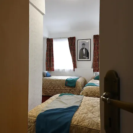 Boston Court Hotel 3*