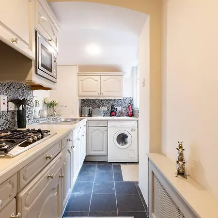 Spacious One Bedroom Flat By South Kensington 3 Month Minimum Holiday home *